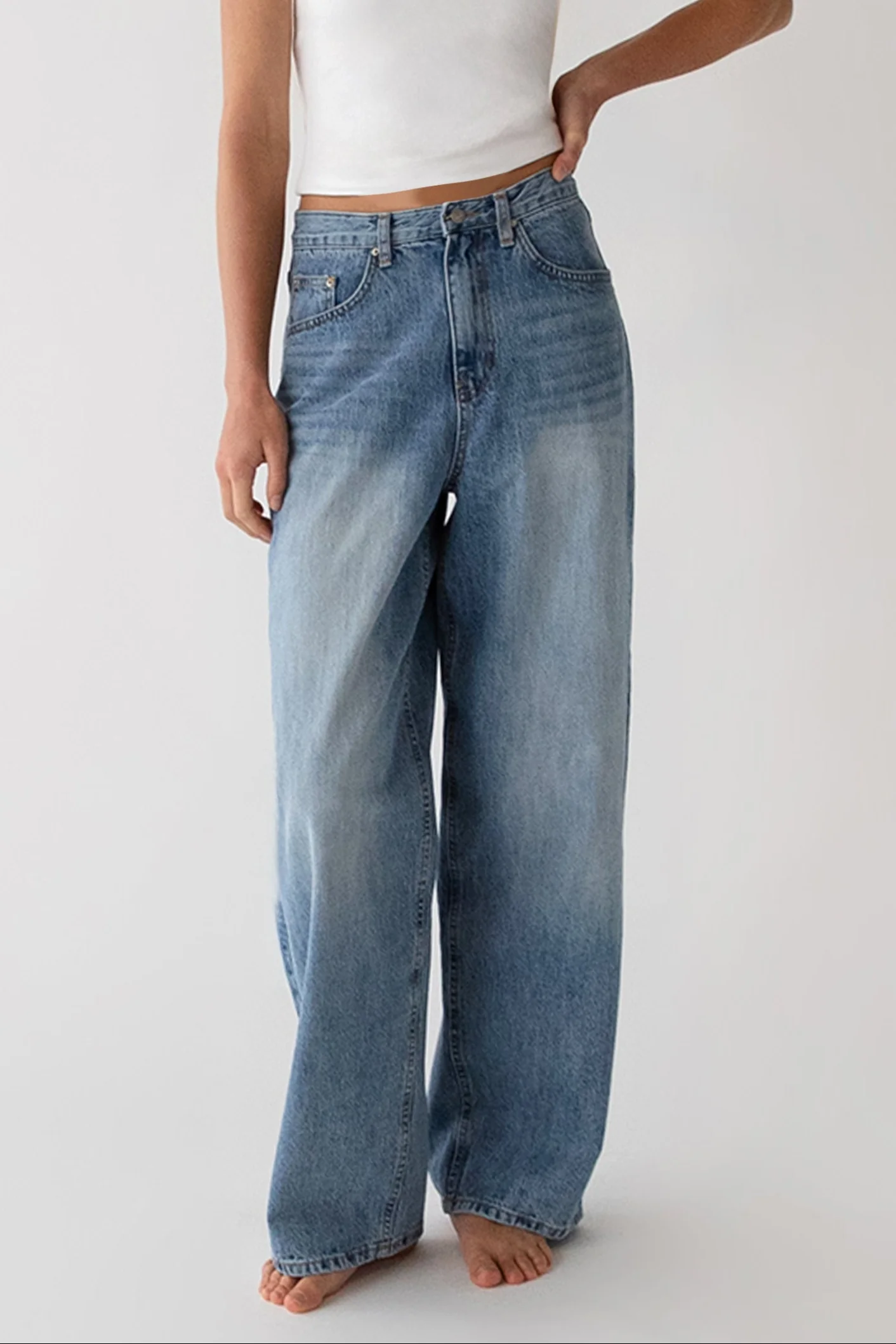 28" LENGTH LIGHT WASH CURVED LEG JEAN