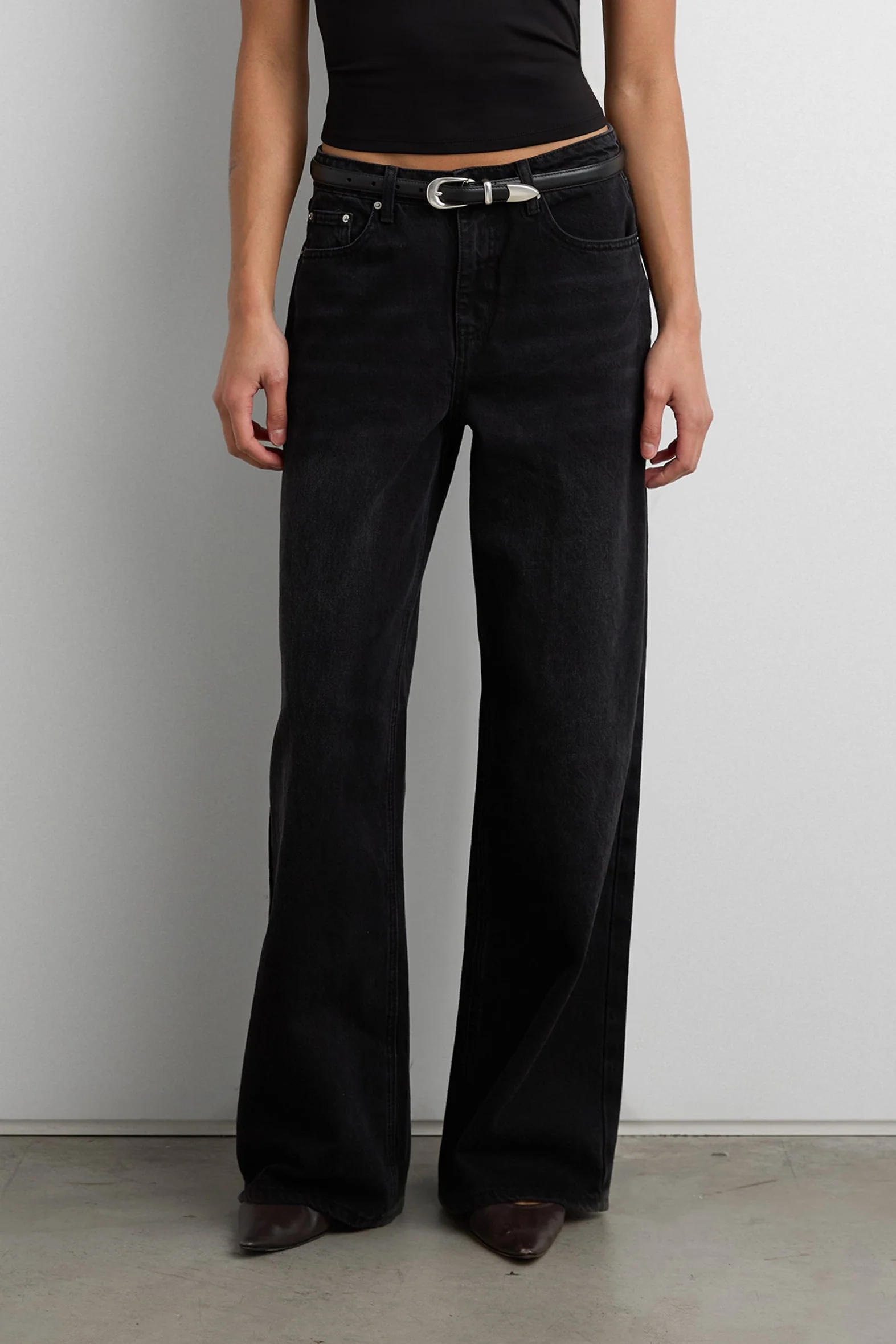 MID-RISE WIDE LEG BLACK WASH JEAN