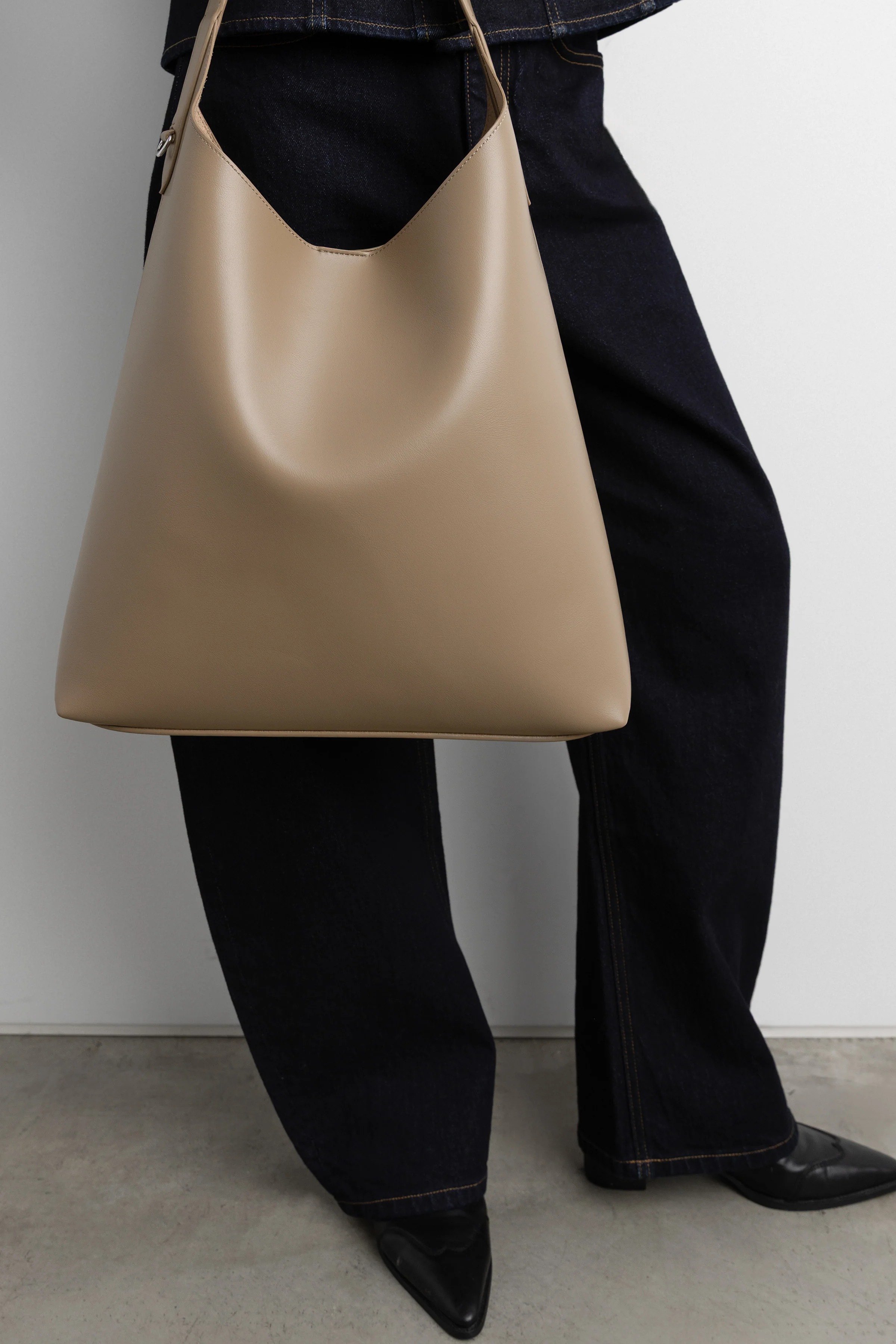 EVERYDAY SHOULDER BAG - Image 12