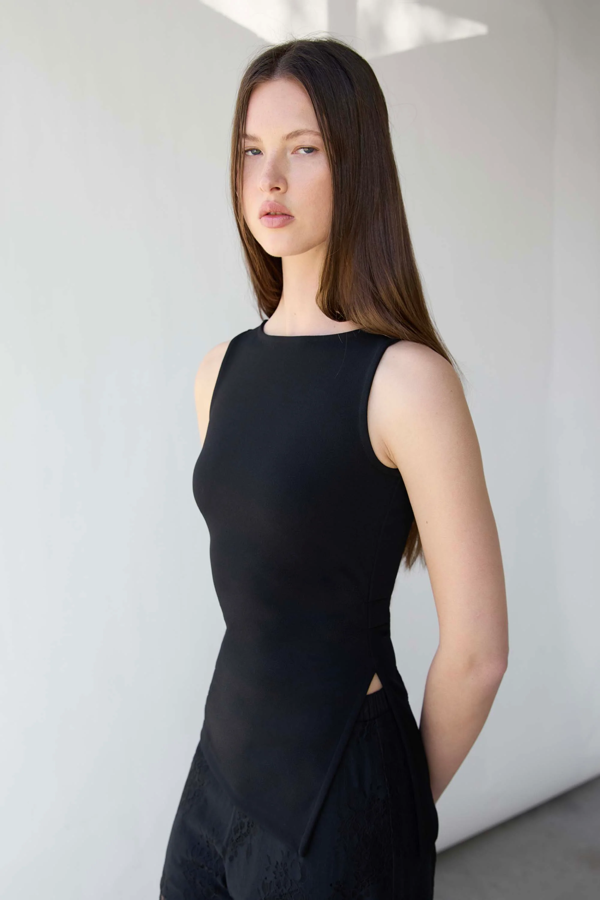 FITTED SLEEVELESS TOP WITH ASYMMETRICAL HEM - Image 2