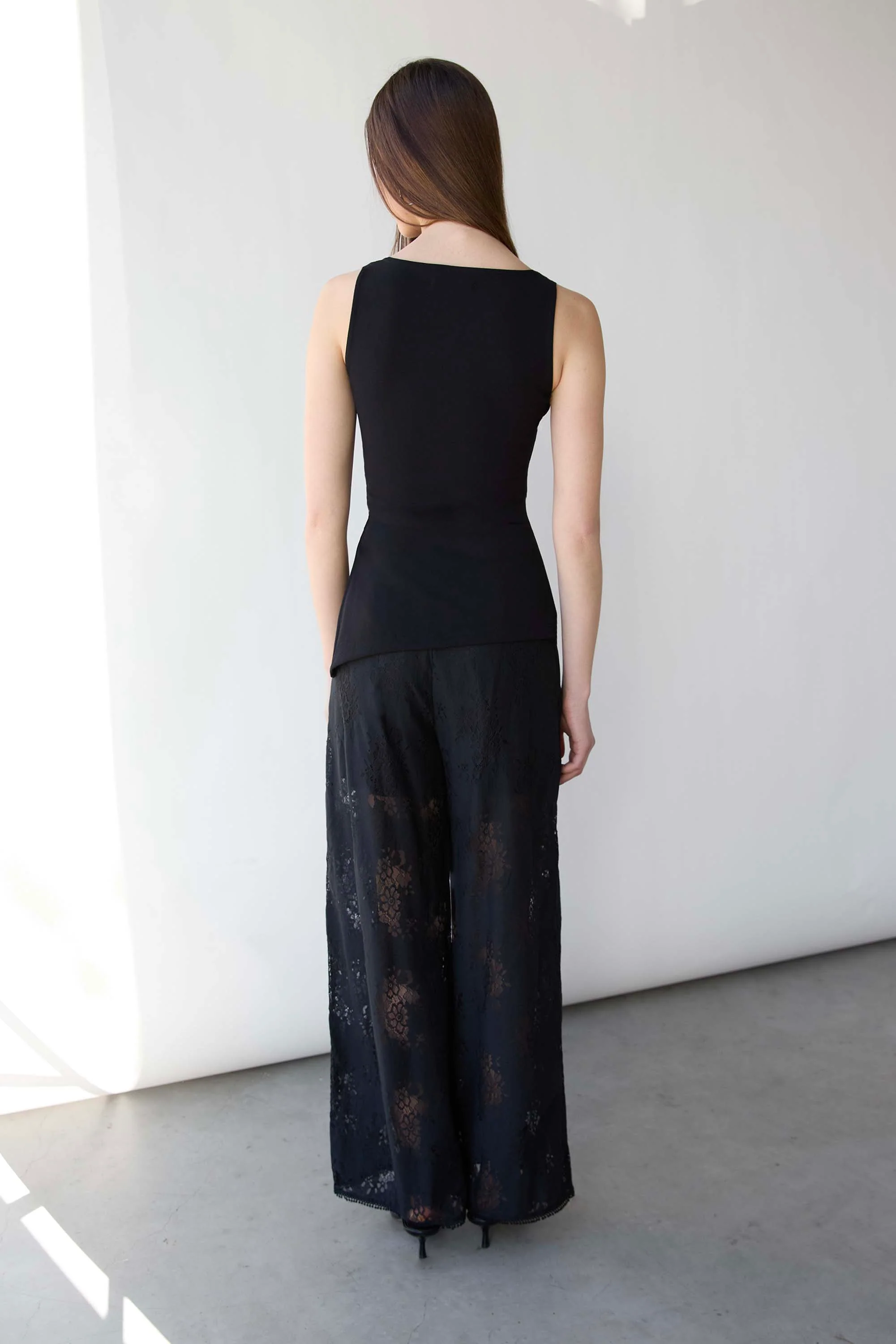 FITTED SLEEVELESS TOP WITH ASYMMETRICAL HEM - Image 4