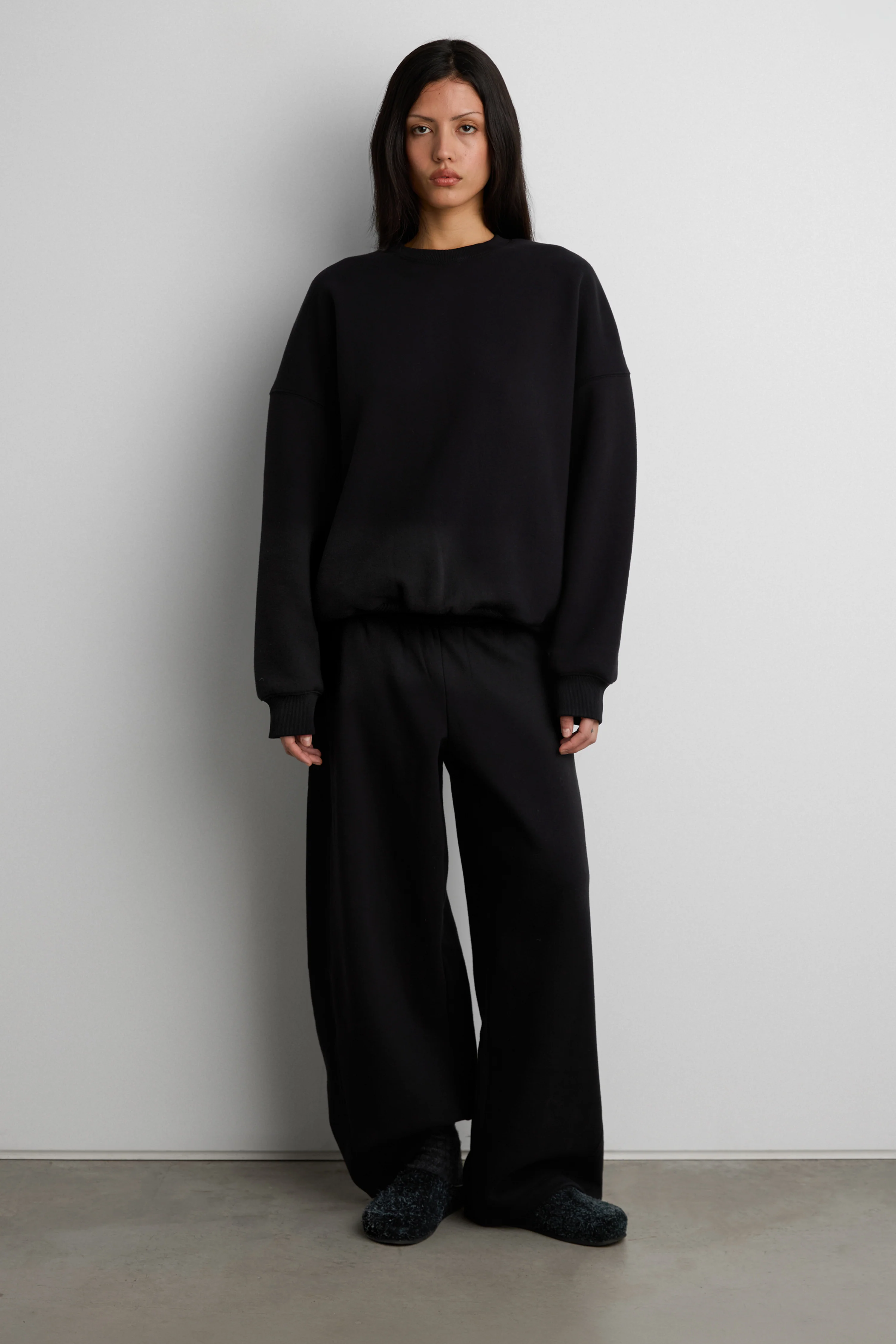 FLEECE STUDIO CREWNECK SWEATSHIRT WITH POCKETS - Image 4