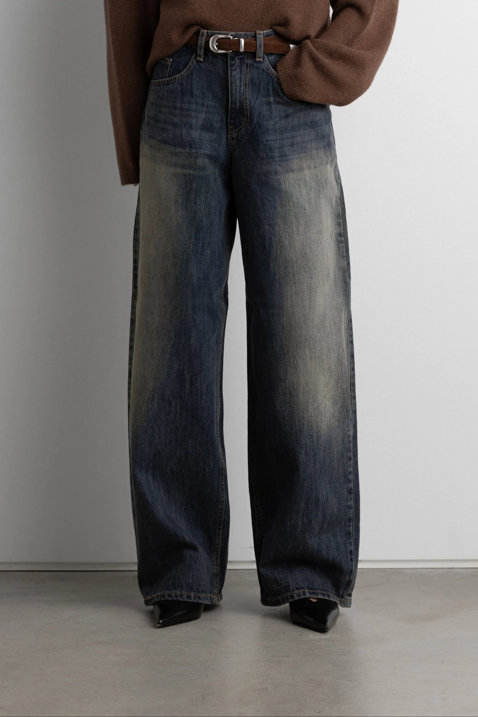 MID-RISE CURVED LEG DARK WASH JEAN