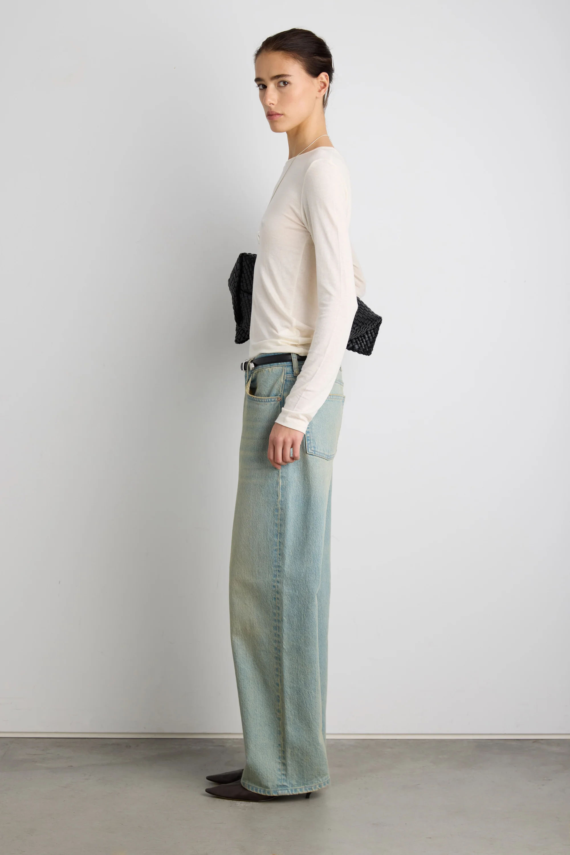 MID-RISE STRAIGHT LEG JEAN - Image 12