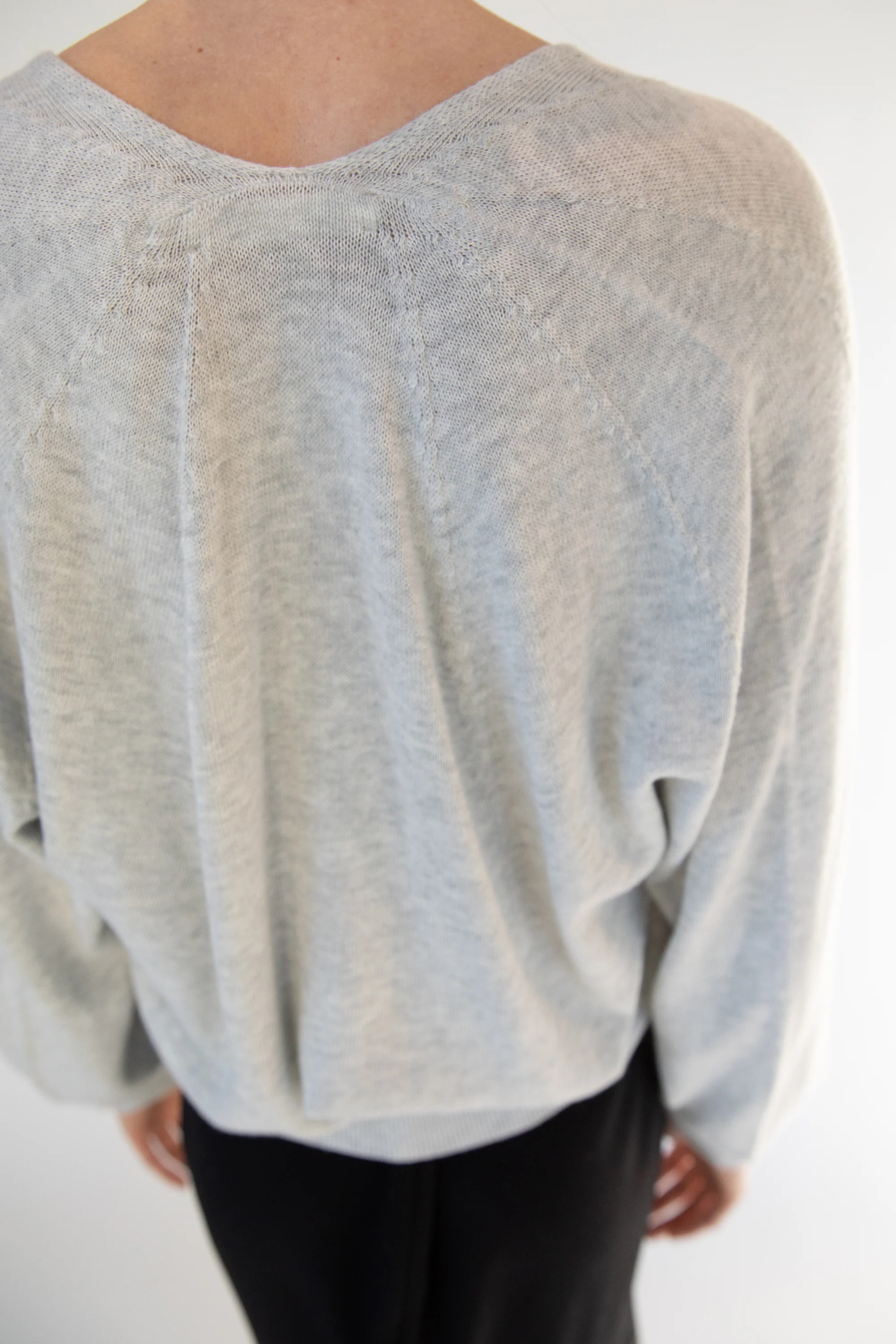 3D KNIT V-NECK SWEATER - Image 3
