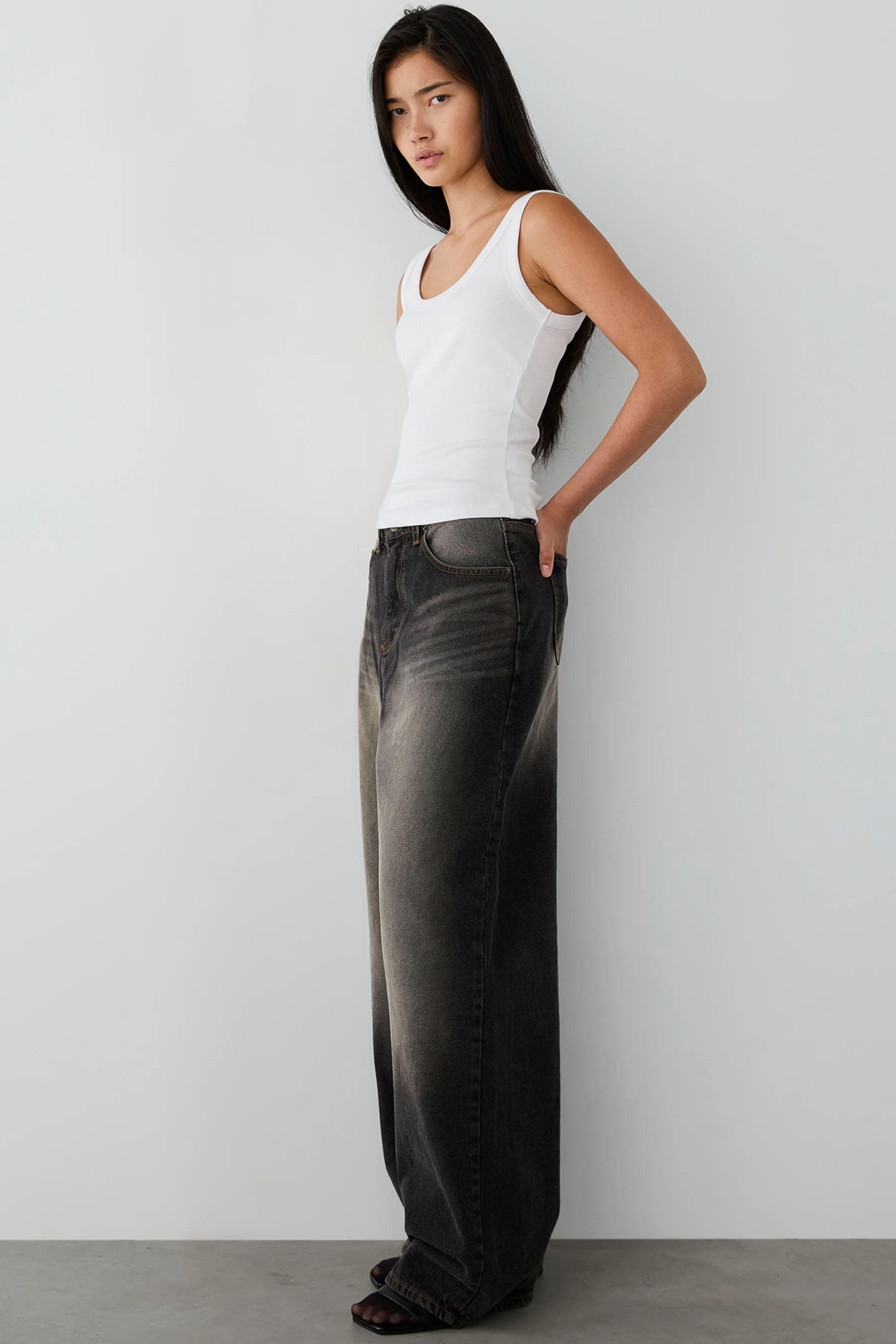 MID-RISE CURVED LEG VINTAGE WASH JEAN - Image 4
