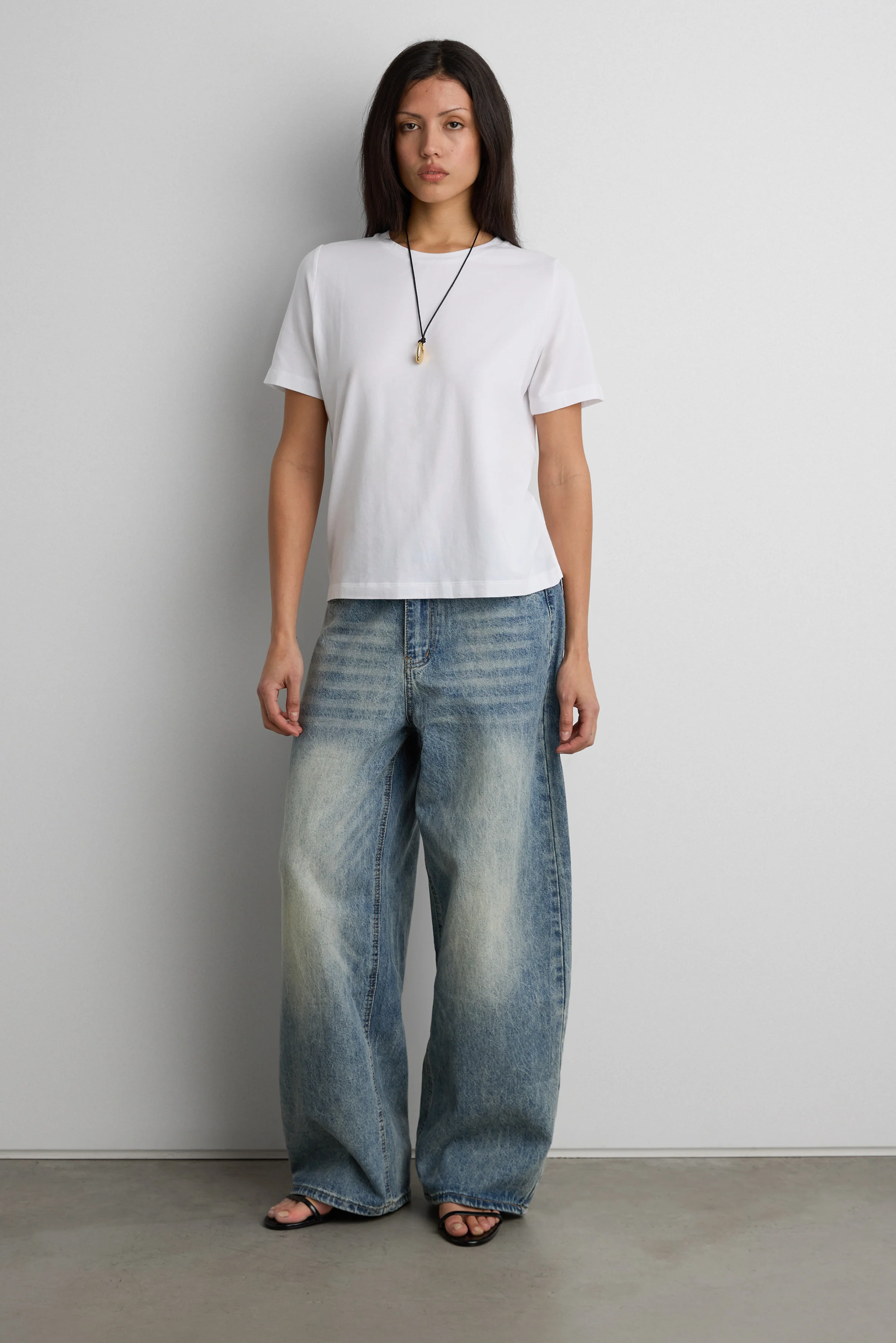 MID-RISE WIDE LEG VINTAGE WASH JEAN - Image 2