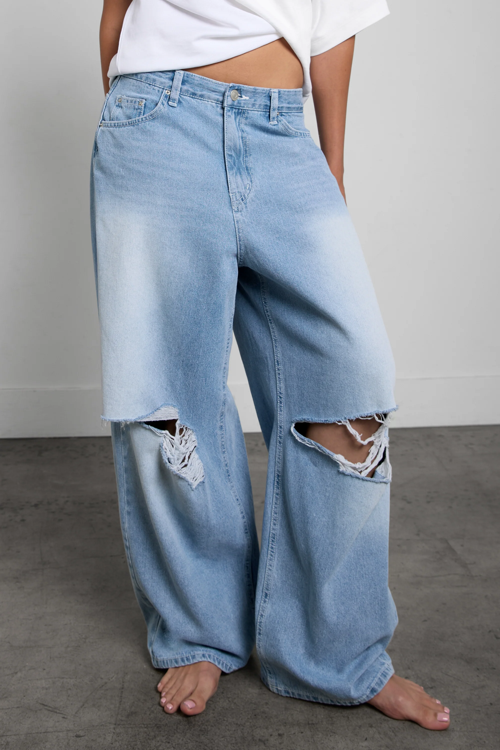WIDE LEG JEAN WITH DISTRESSED KNEE DETAIL - Image 2