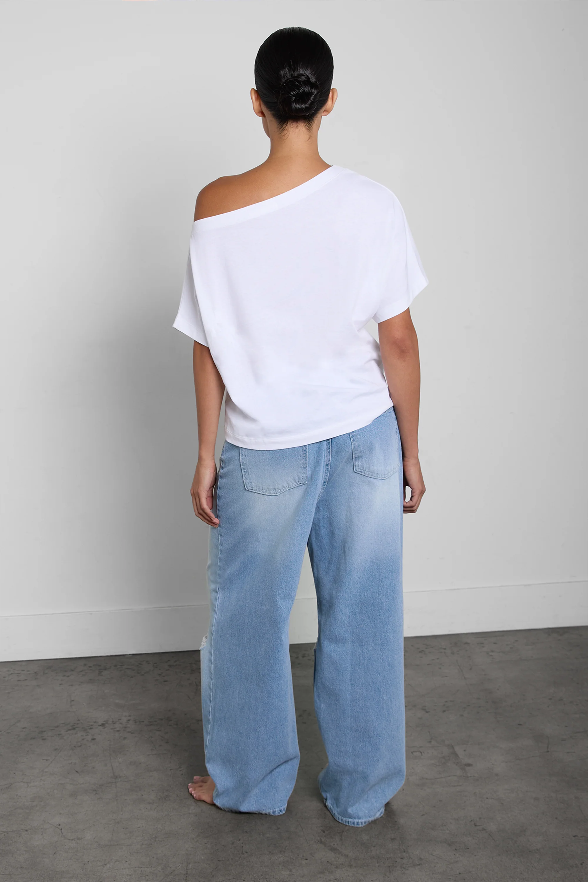 WIDE LEG JEAN WITH DISTRESSED KNEE DETAIL - Image 3